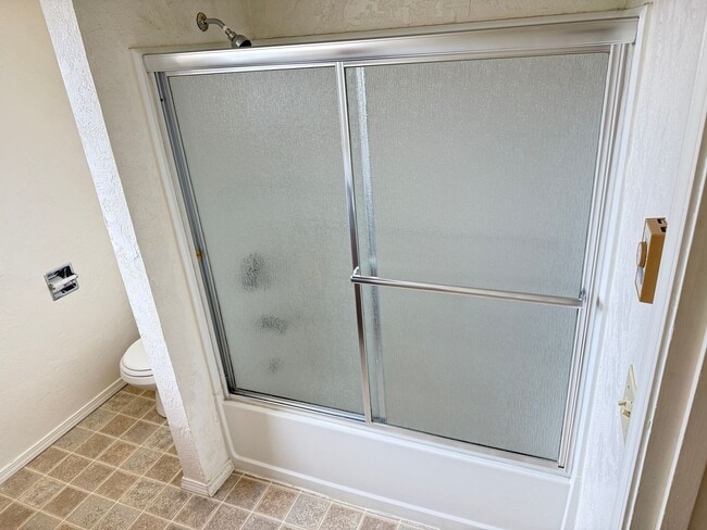 Building Photo - Updated 2 bedroom, 1 bath with garage!