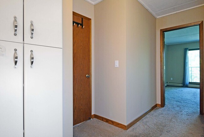 Building Photo - Available now - Top-Floor Living with Style and Convenience in Minnetonka!