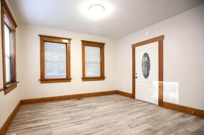 Building Photo - 724 Laramie St