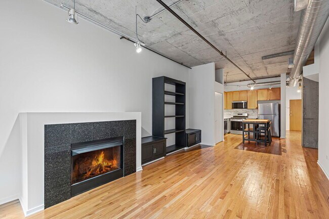 Building Photo - 933 W Van Buren St