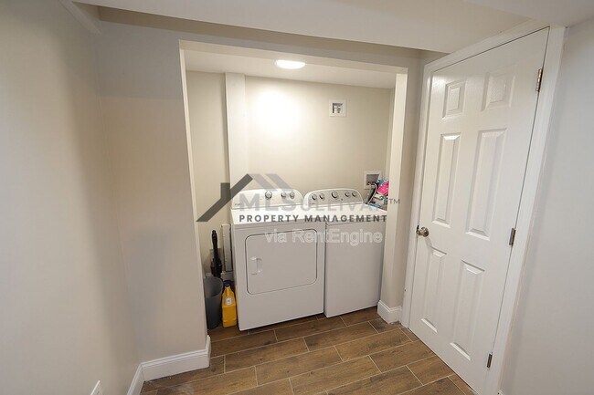 Building Photo - 411 N Maple St