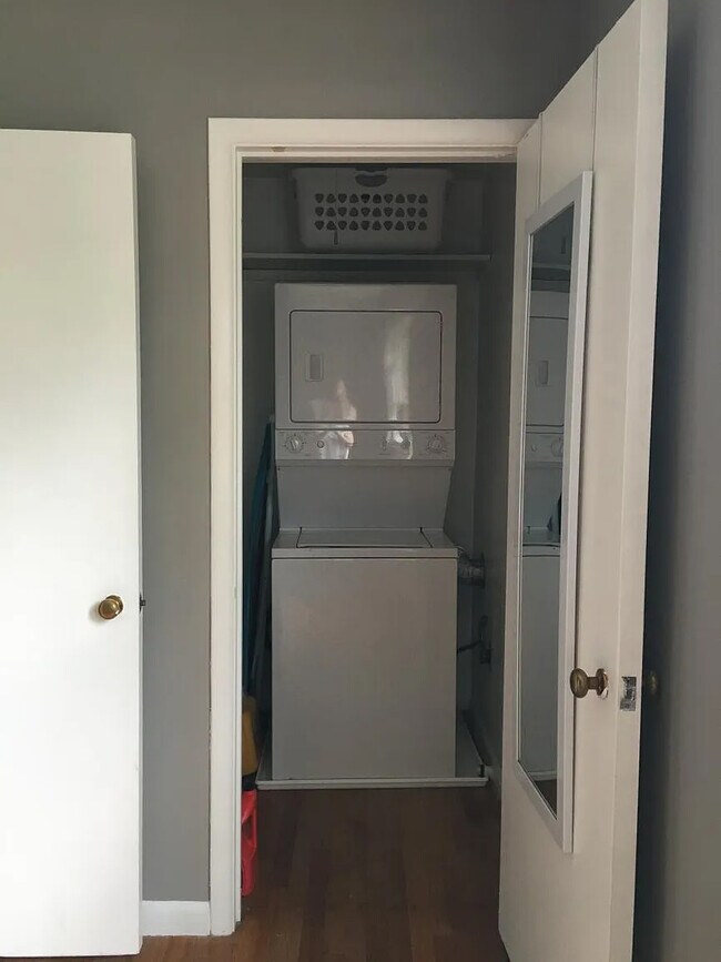 Building Photo - 828 Leroy St