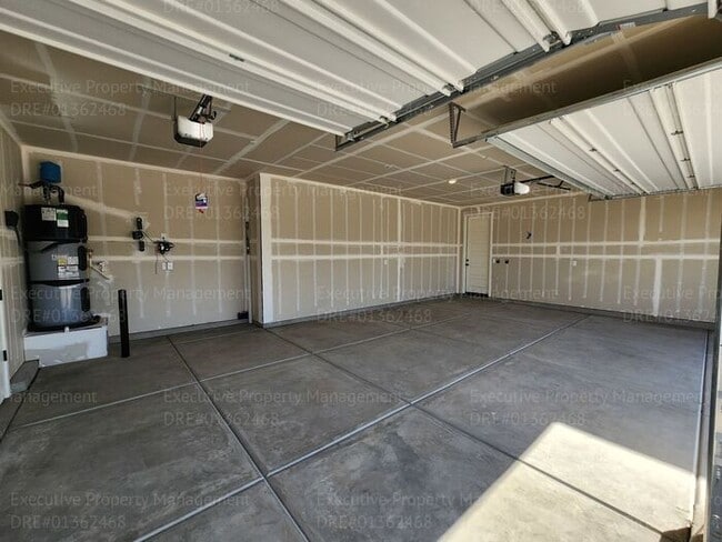 Building Photo - 4 bedroom/ 3 bathroom split-wing home.