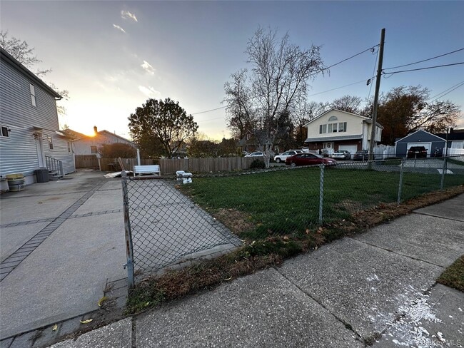 Building Photo - 44 Harding Ave