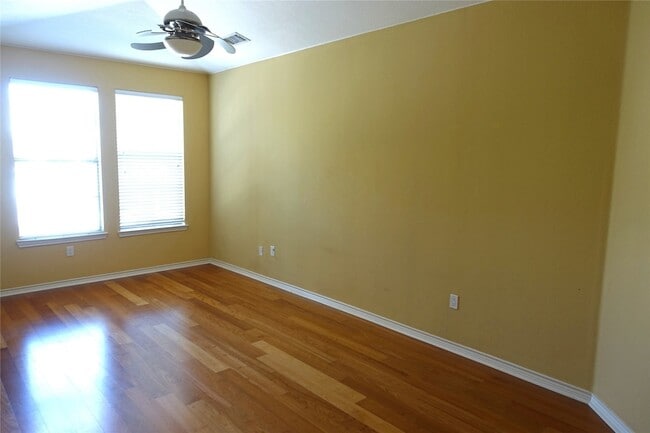 Building Photo - 2105 Lucerne Cove