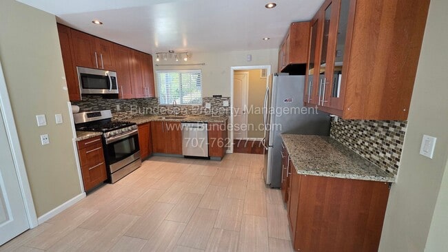 Building Photo - Charming and well maintained 3BD/2BA Home Near Doyle Park