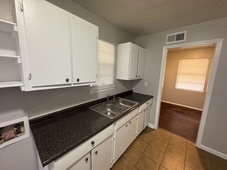 Building Photo - 1645 Kilarney Ave