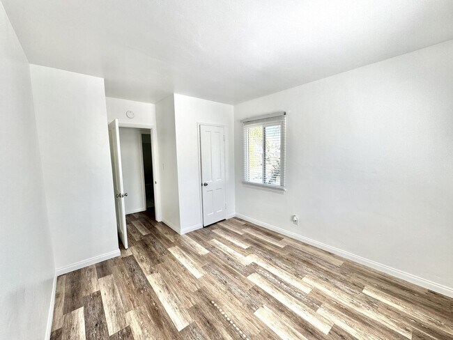 Building Photo - Light, bright, & SPACIOUS - 1 Bed/1 Bath T...