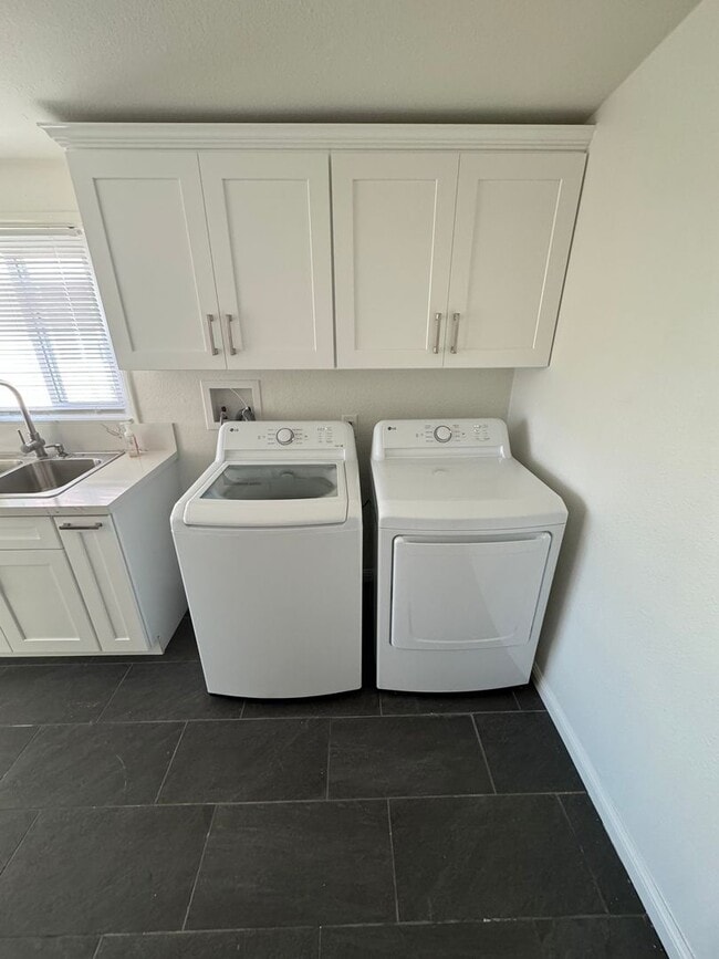 Building Photo - 3 Bedroom Duplex with Washer Dryer