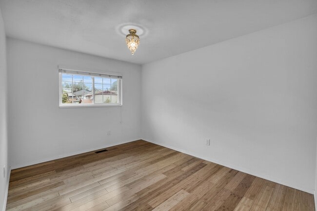 Building Photo - Three bedroom plus bonus room, and 2.5 bat...