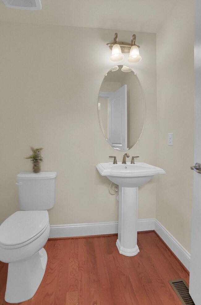 Building Photo - Luxury Living in Meadowvale – 4BR/3.5BA Duplex with Over 2,800 Sq Ft