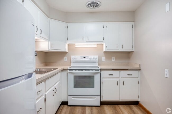 Building Photo - Newly Remodeled 2 Bedroom with washer & dryer behind Hilldale Mall!