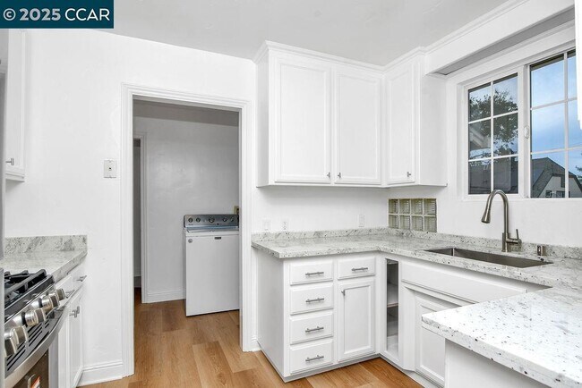 Building Photo - 1830 Pine St