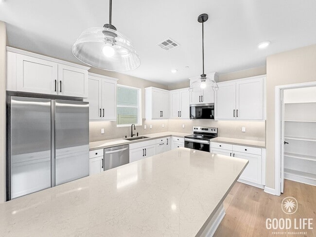 Building Photo - Never-Lived-In Modern 5BR Home with Private Backyard