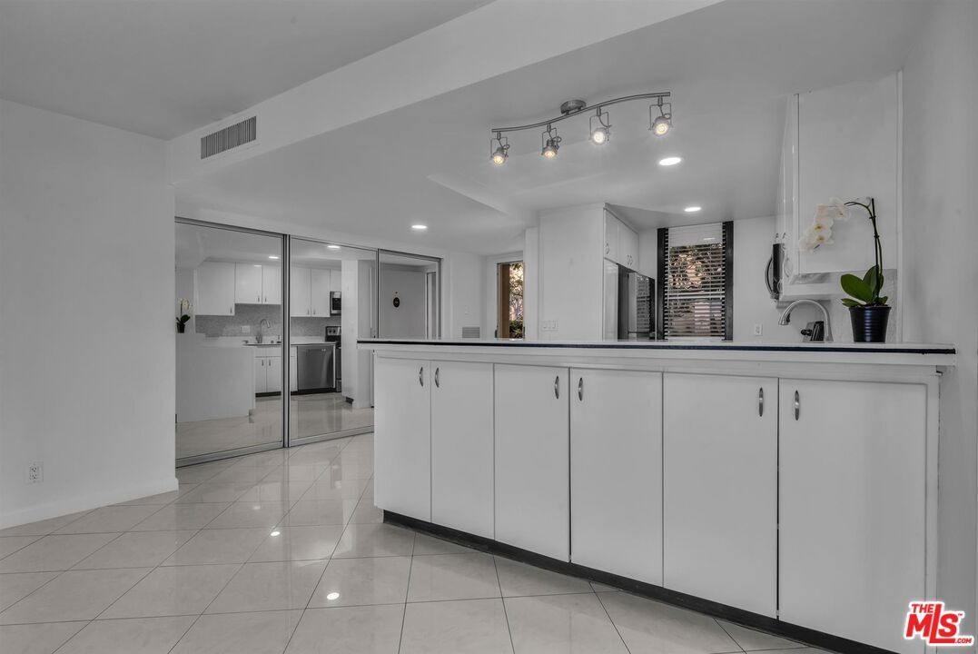 Building Photo - 4316 Marina City Dr