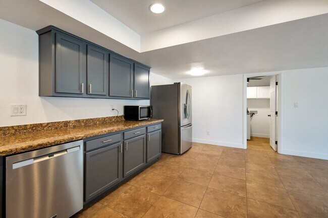 Building Photo - Amazing Tri-level close to ASU with Pool