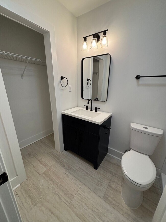 Building Photo - 1 Bedroom Available now!