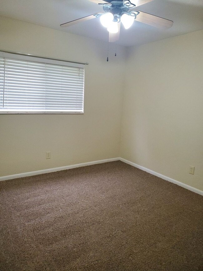 Building Photo - **Available NOW** 2 Bedroom/ 2 Bath Condo close to Truman and Coffee Bluff Marina- community Pool!