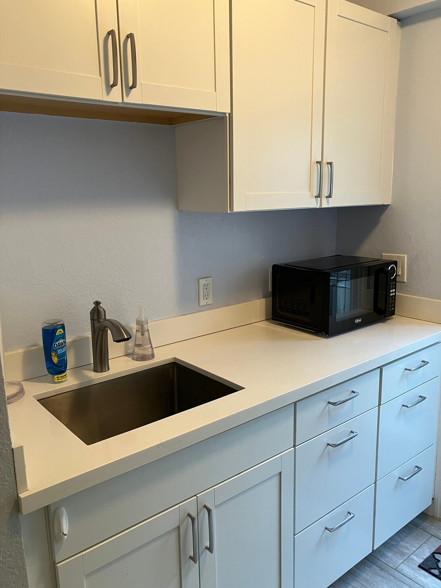 Kitchen w/microwave - 2624 NE 1st Ave