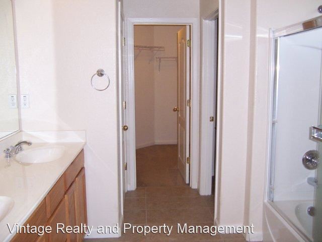 Building Photo - 4 br, 2.5 bath House - 3153 English Oak Cir.