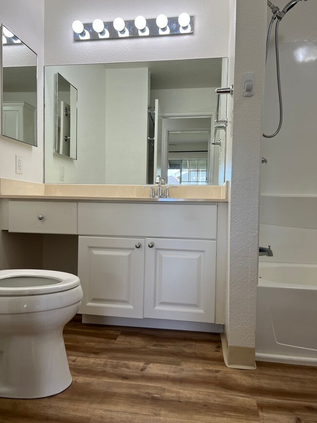 Building Photo - Charming Townhouse-2Bedrooms, 1Bathroom, 2...