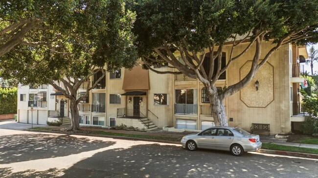 Building Photo - HUGE 2 bed 2 bath in Prime Santa Monica!