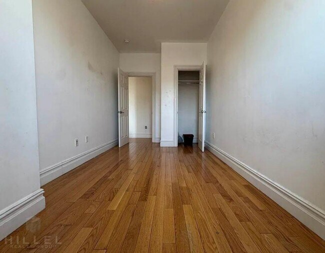 Building Photo - 3 bedroom in ASTORIA NY 11105