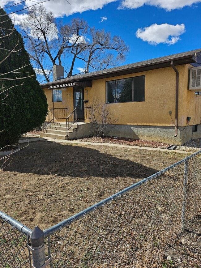 Building Photo - ALL PROSPECTIVE TENANTS MUST SUBMIT A ON LINE APPLICATION AND BE PRE-QUALIFIED PRIOR TO ANY SHOWI...