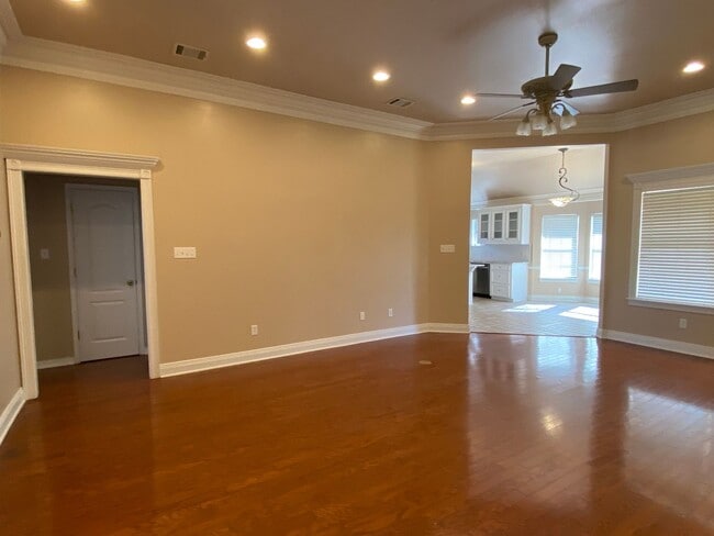 Building Photo - Golden Meadows Rental