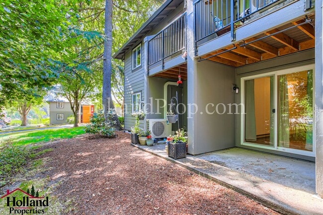 Building Photo - **New Price + Exclusive First Month Incent...