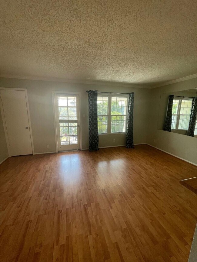 Building Photo - 910 Duncan Ln