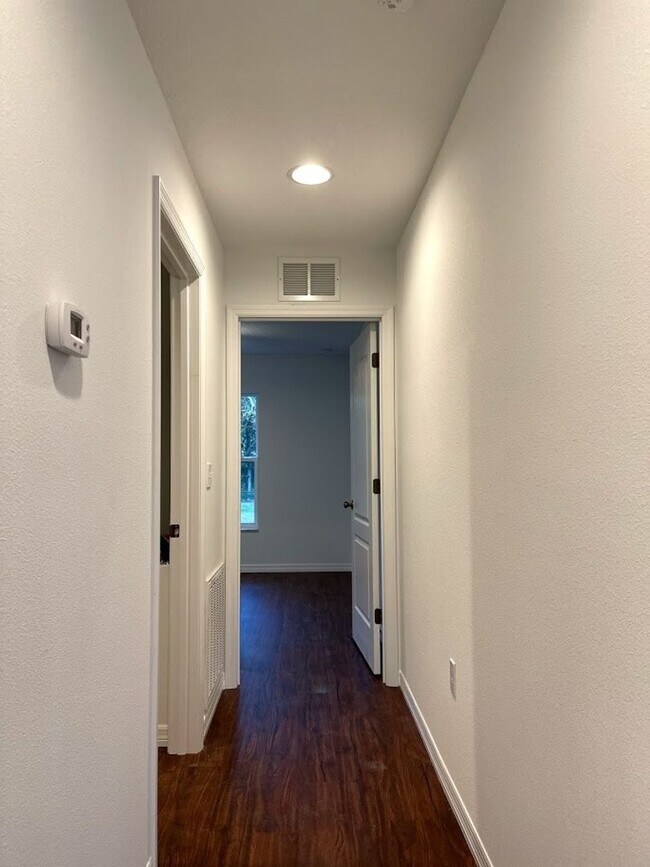 Building Photo - 3 bedroom, 2 bath, 2 car garage home on a ...