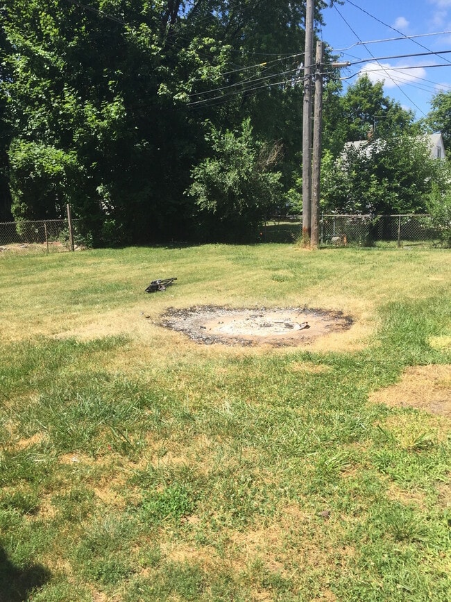 Building Photo - 2 bedroom 1 bath freshly painted in Redford