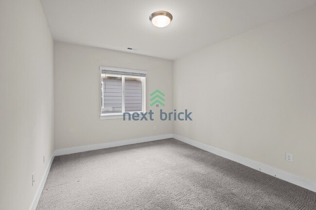 Building Photo - 5 BED & 2.5 BATH SINGLE FAMILY HOUSE FOR RENT