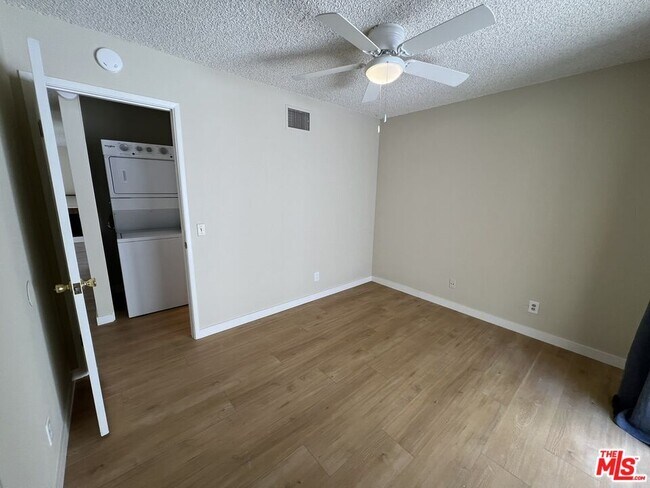 Building Photo - 28549 Conejo View Dr