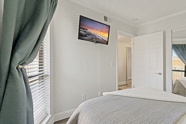 Building Photo - 2502 N Rocky Point Dr