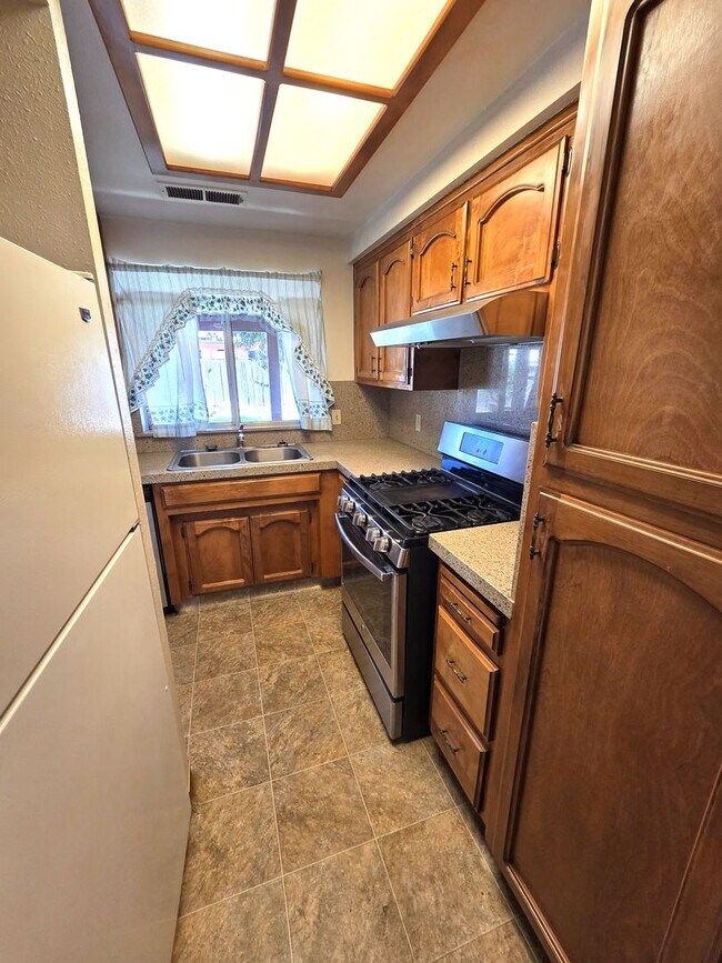 Building Photo - 550 Black Oak Ave