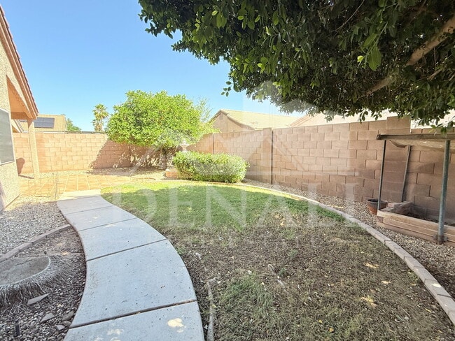 Building Photo - 923 E Monterey St