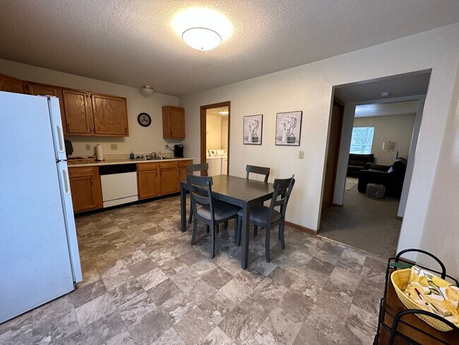 Building Photo - 601 W Scott St