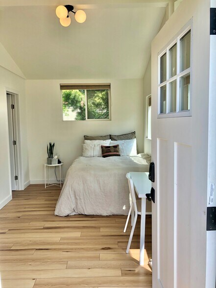 Super Comfortable Queen Bed and Desk - 3718 Revere Ave