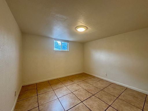 Building Photo - Large 2 Bedroom 1 Bath Unit Available NOW!!