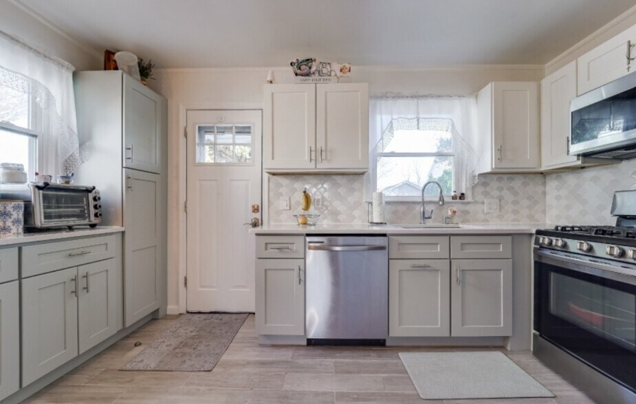 Building Photo - 391 Ward St