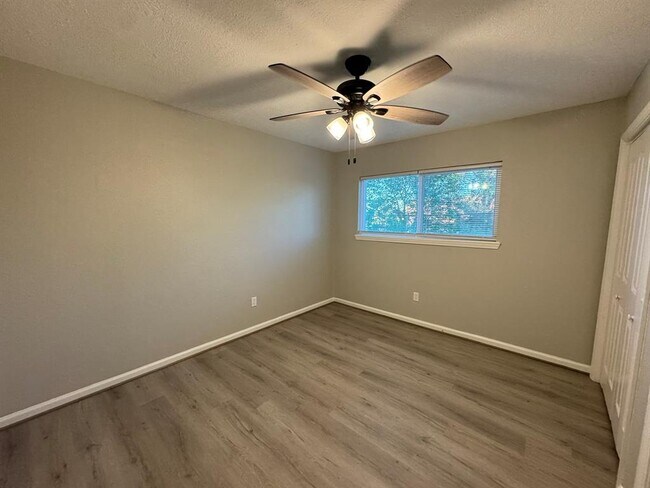 Building Photo - 445 E Castle Harbour Dr