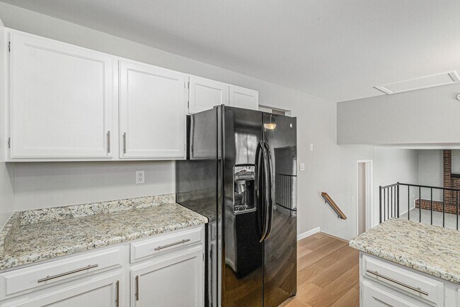 Building Photo - 3 bedroom 2.5 bathroom in Heather Ridge!