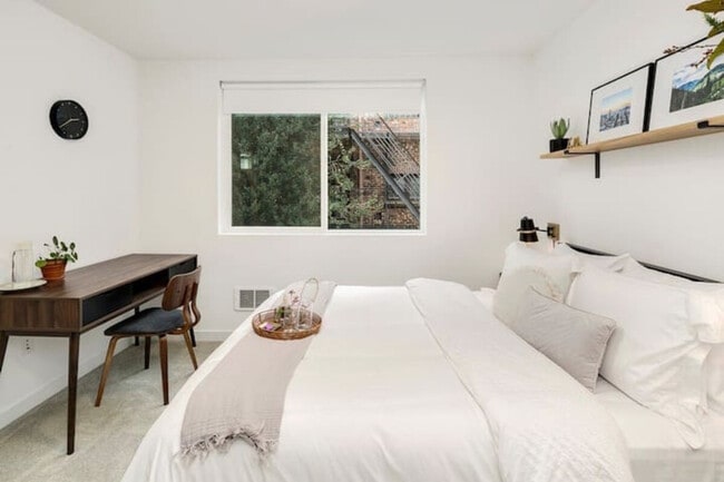 Building Photo - 632 10th Ave E