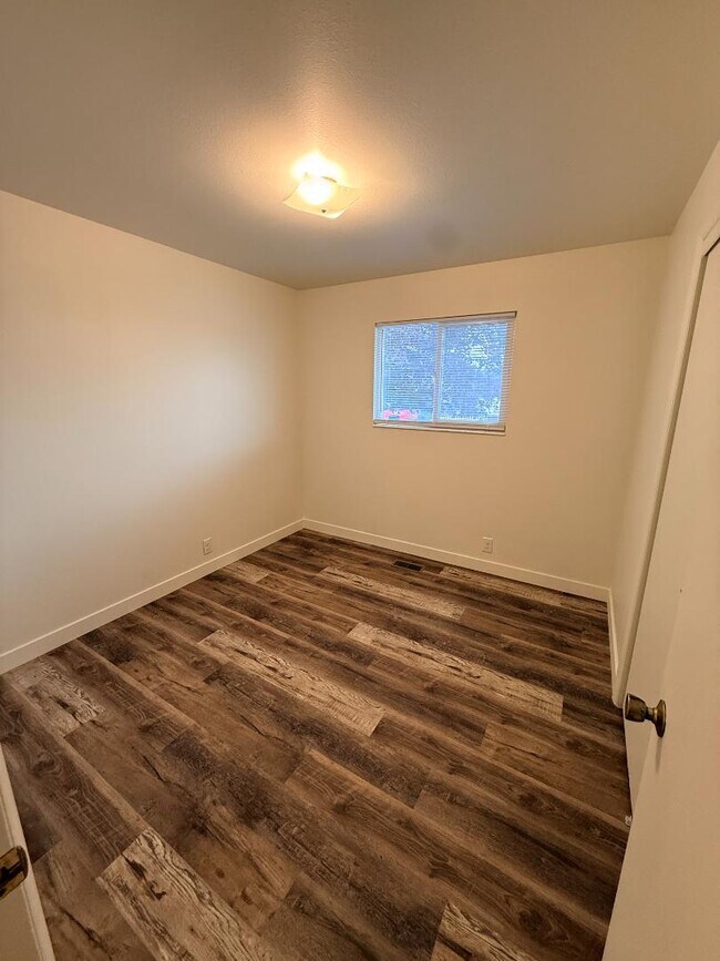Building Photo - 633 S 1500 E
