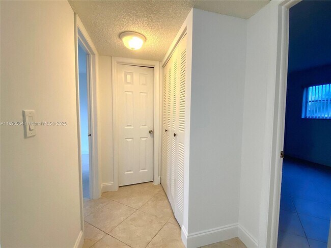 Building Photo - 9371 Fontainebleau Blvd