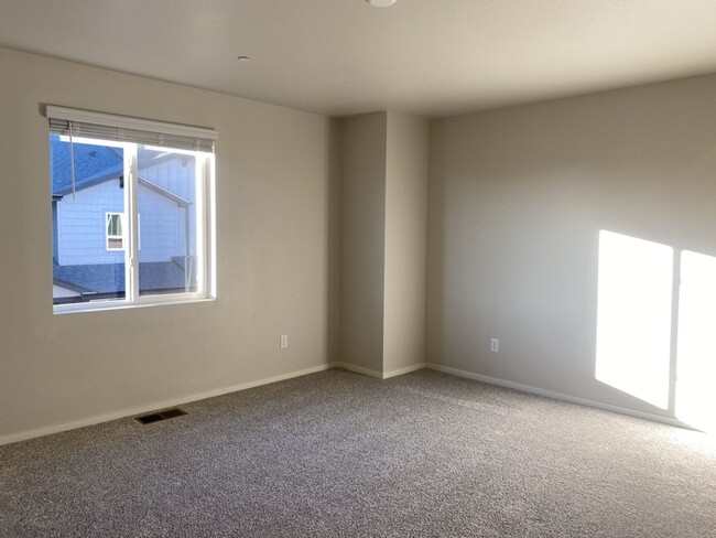 Building Photo - Beautiful 3 Bed/2.5 Bath Townhome with Att...