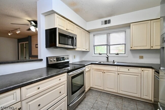 Building Photo - 32 Pine Hollow Ct