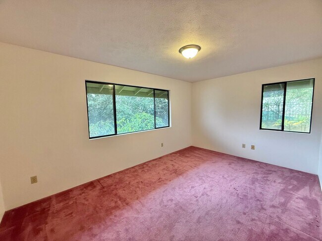 Building Photo - Beautiful 3 Bedroom / 2.5 Bathroom Home in Wailuku Heights!